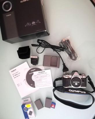 Olympus OM-D E-M10 Mark II + Lumix 12-60mm