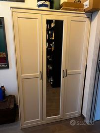 Armadio bianco con specchio