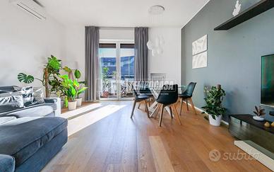 Ampio e luminoso trilocale con box - Via Arese 12,