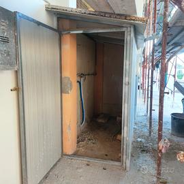 pannelli coibentati + struttura alluminio+ porta