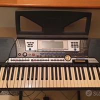 Yamaha PSR-540 con accessori
