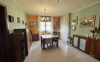 TRILOCALE CON BOX E CANTINA