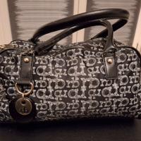 Borsa nera con scritte