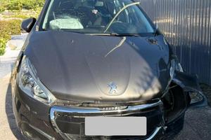 Peugeot 208/ incidentata