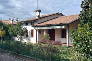Villa di 280 m² con più di 5 locali e box auto dop