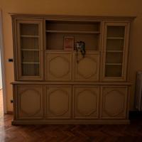Armadio e credenza con vetrinette 