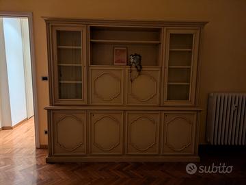 Armadio e credenza con vetrinette 