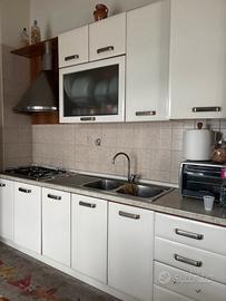 cucina compresa di tutti gli elettrodomestici