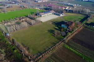 Attività / Licenza di 30000 m² con più di 5 locali