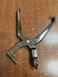 Strumento pinza per denicciolare olive e ciliegie