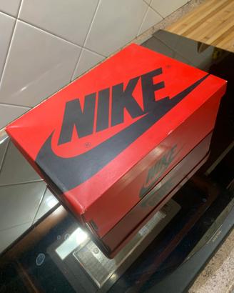 Nike jordan 1 varsity red