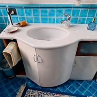 mobile bagno con lavello e specchio