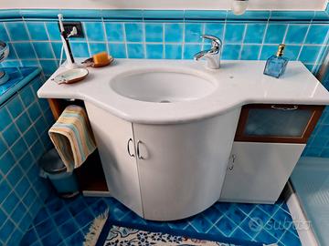mobile bagno con lavello e specchio