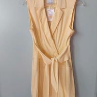 Vestito giallo sopra il ginocchio, blazer Bershka