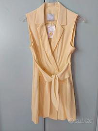 Vestito giallo sopra il ginocchio, blazer Bershka