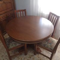 Tavolo in legno tondo più sedie