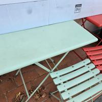 Tre tavoli da esterno con sei sedie