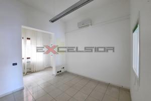 CAVARZERE: negozio in centro