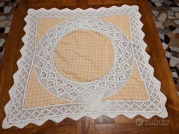 Centro tavola quadrato 80x80 cm all'uncinetto