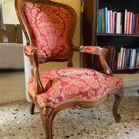 Poltrona classica in legno massello con braccioli