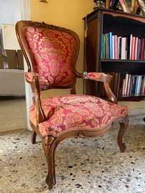 Poltrona classica in legno massello con braccioli