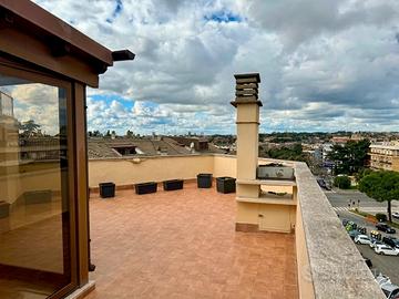 Attico ristrutturato con terrazzo, Colli Portuensi