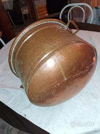 Set di pentole, tegami e scodelle in rame