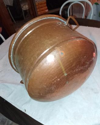 Set di pentole, tegami e scodelle in rame