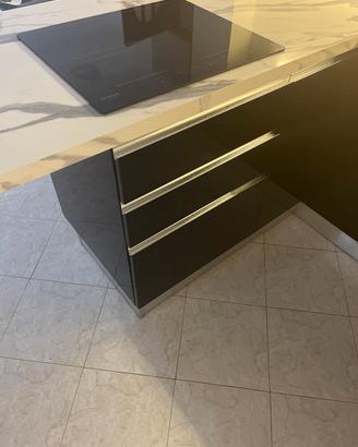 Cucina top effetto marmo nero lucido