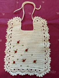 bavaglino bianco uncinetto con ricami fiorellini