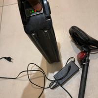 Batteria caricabatteria e sedia per bici elettrica