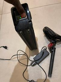 Batteria caricabatteria e sedia per bici elettrica