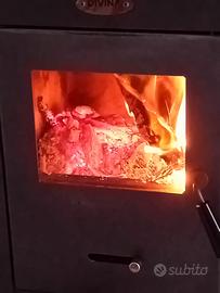 stufa a legna marca Divina  buonissime condizioni