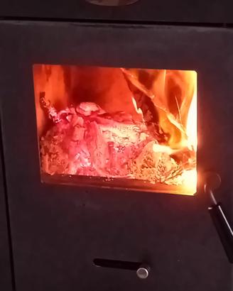 stufa a legna marca Divina  buonissime condizioni