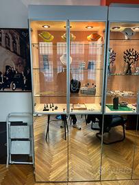 Vetrina da negozio in legno con ante in vetro