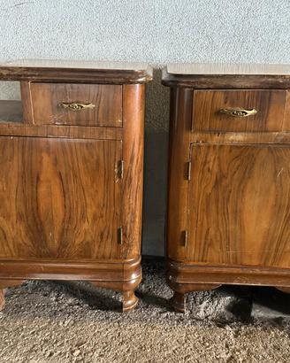 Coppia di comodini antichi in legno