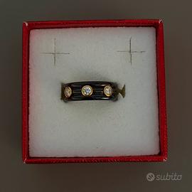 Anello Fascia Nera con Tre Punti Luce Dorati