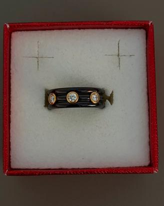 Anello Fascia Nera con Tre Punti Luce Dorati