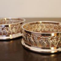 Due sottobotiglie in argento Grappoli d'uva 