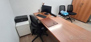 Scrivania con armadio e sedie  uso ufficio