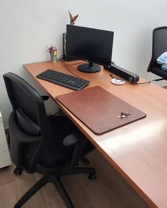 Scrivania con armadio e sedie  uso ufficio