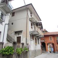 Casa indipendente su tre lati