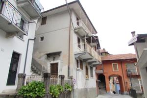 Casa indipendente su tre lati