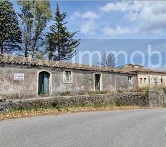 Terreno 17.000mq con fabbricato a Linguaglossa