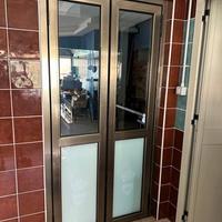 Porta basculante in alluminio con vetro satinato