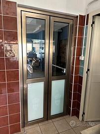 Porta basculante in alluminio con vetro satinato