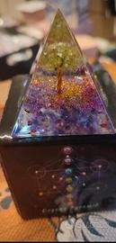 Piramide orgonite simbolo sacro Albero vita
foglie