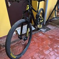 Una bicicletta per pezzi di ricambio.