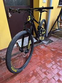 Una bicicletta per pezzi di ricambio.