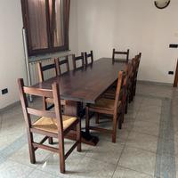 Tavolo grandi dimensioni con sedie